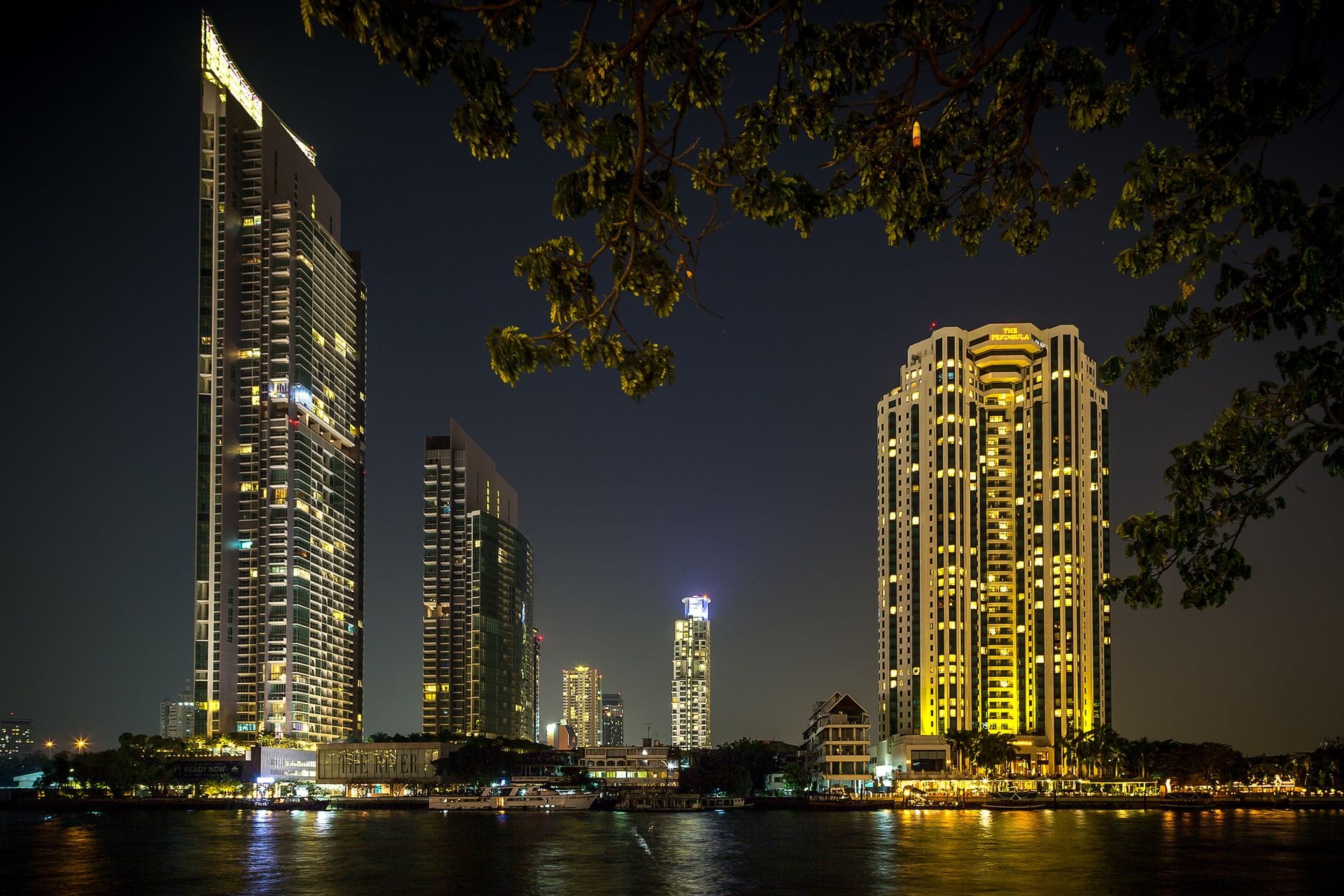 曼谷湄南河兩岸的夜色與高樓燈光