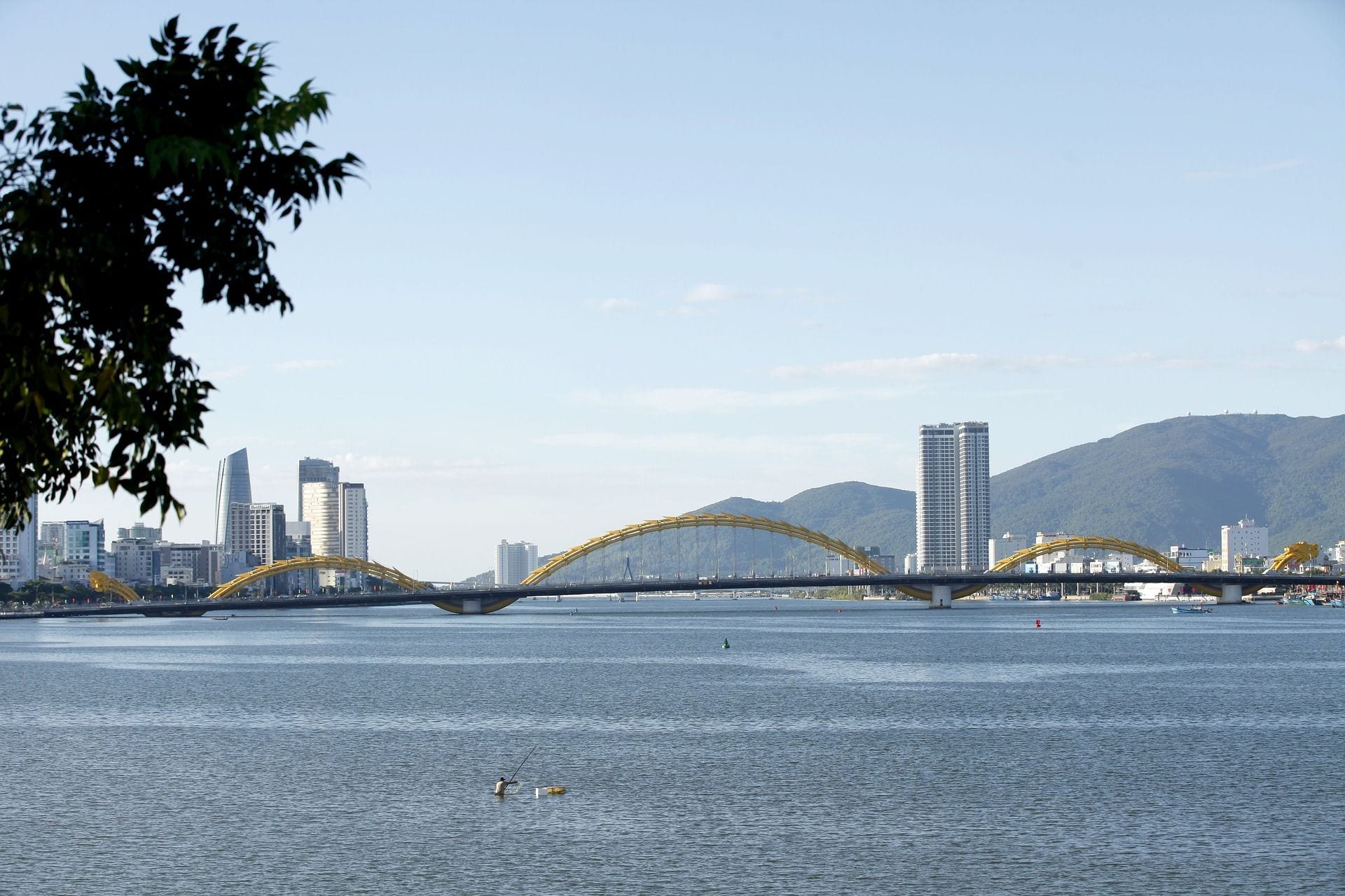 峴港龍橋或韓江兩岸天際線