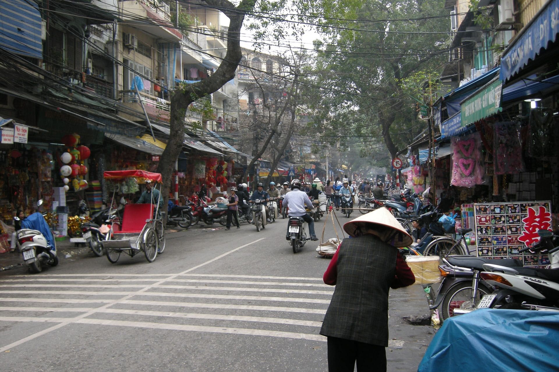 河內中心街道、店舖與戴斗笠的行人