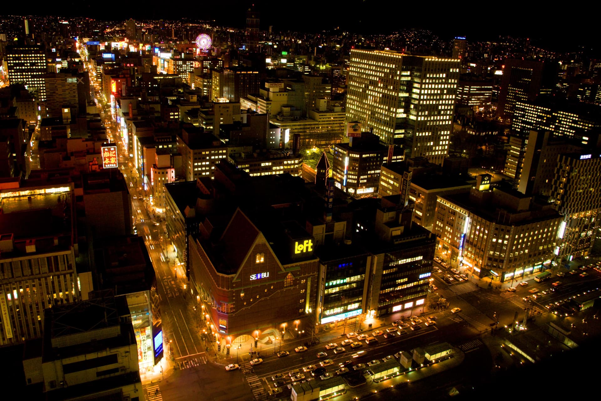 從高處俯瞰札幌市區夜燈與樓群