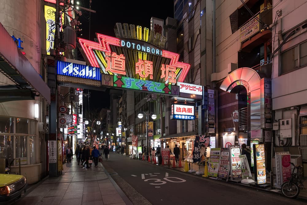 道頓堀河邊的霓虹招牌與夜間街道