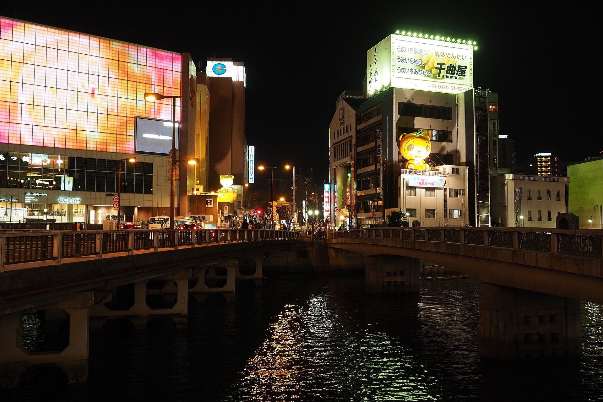 那珂川上的春吉橋與中洲夜燈,河面映著霓虹
