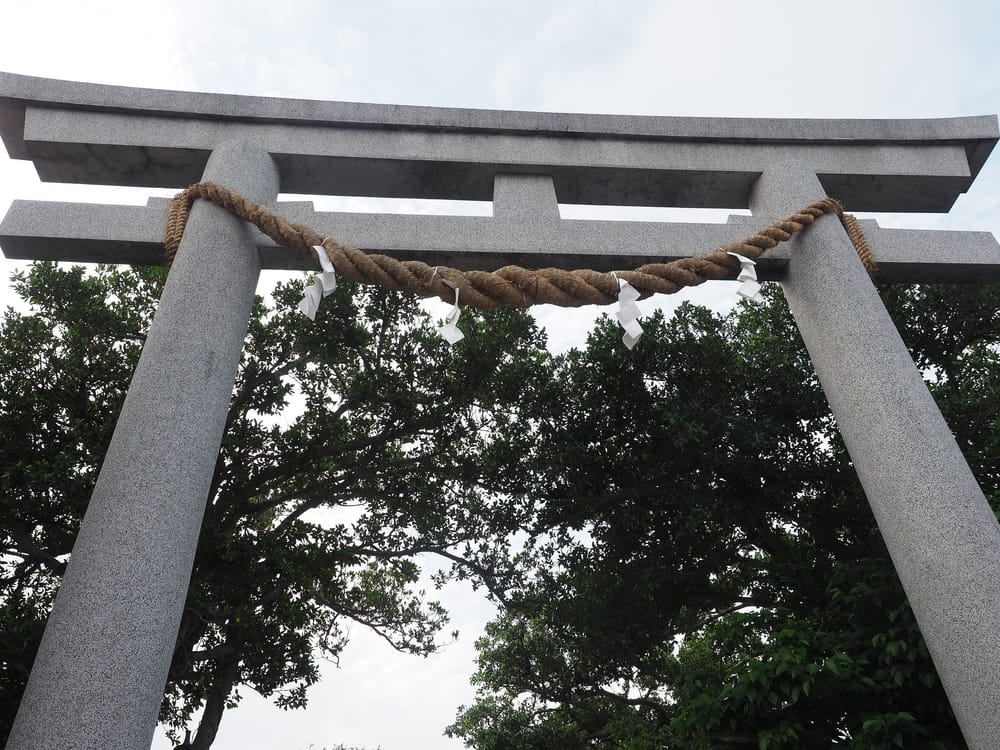 波上宮的朱紅鳥居、石階與本殿