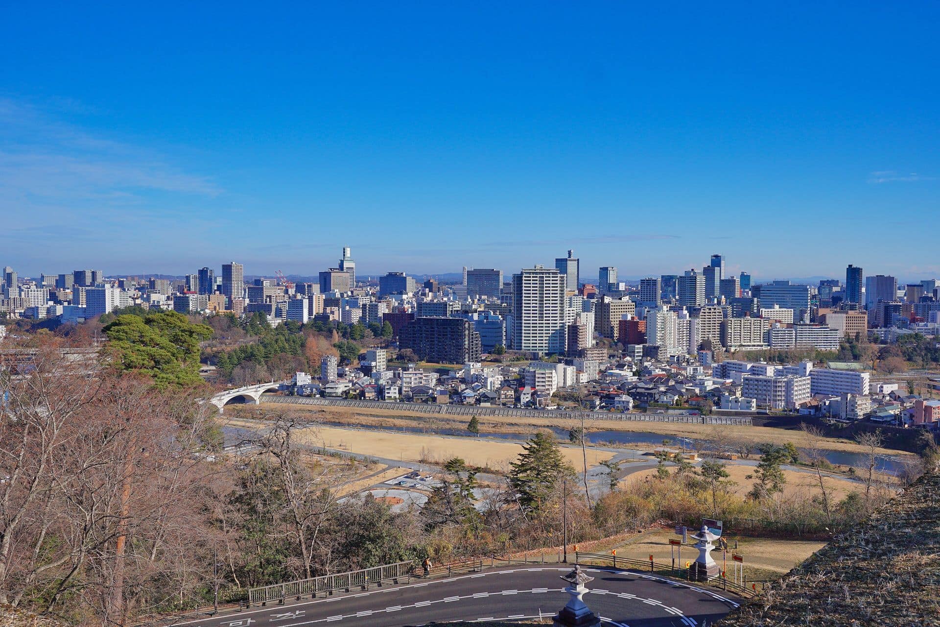 由仙台城跡俯瞰仙台市街與遠山