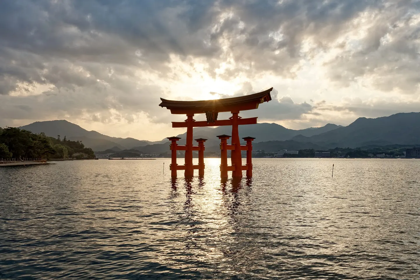日落時立於海中的嚴島神社朱紅大鳥居