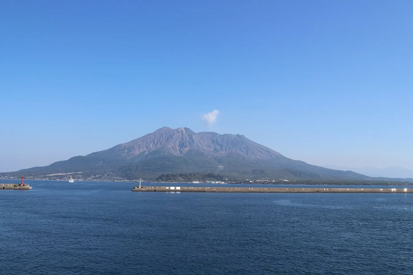 從鹿兒島海邊望向櫻島，火山橫臥在平靜的海灣上