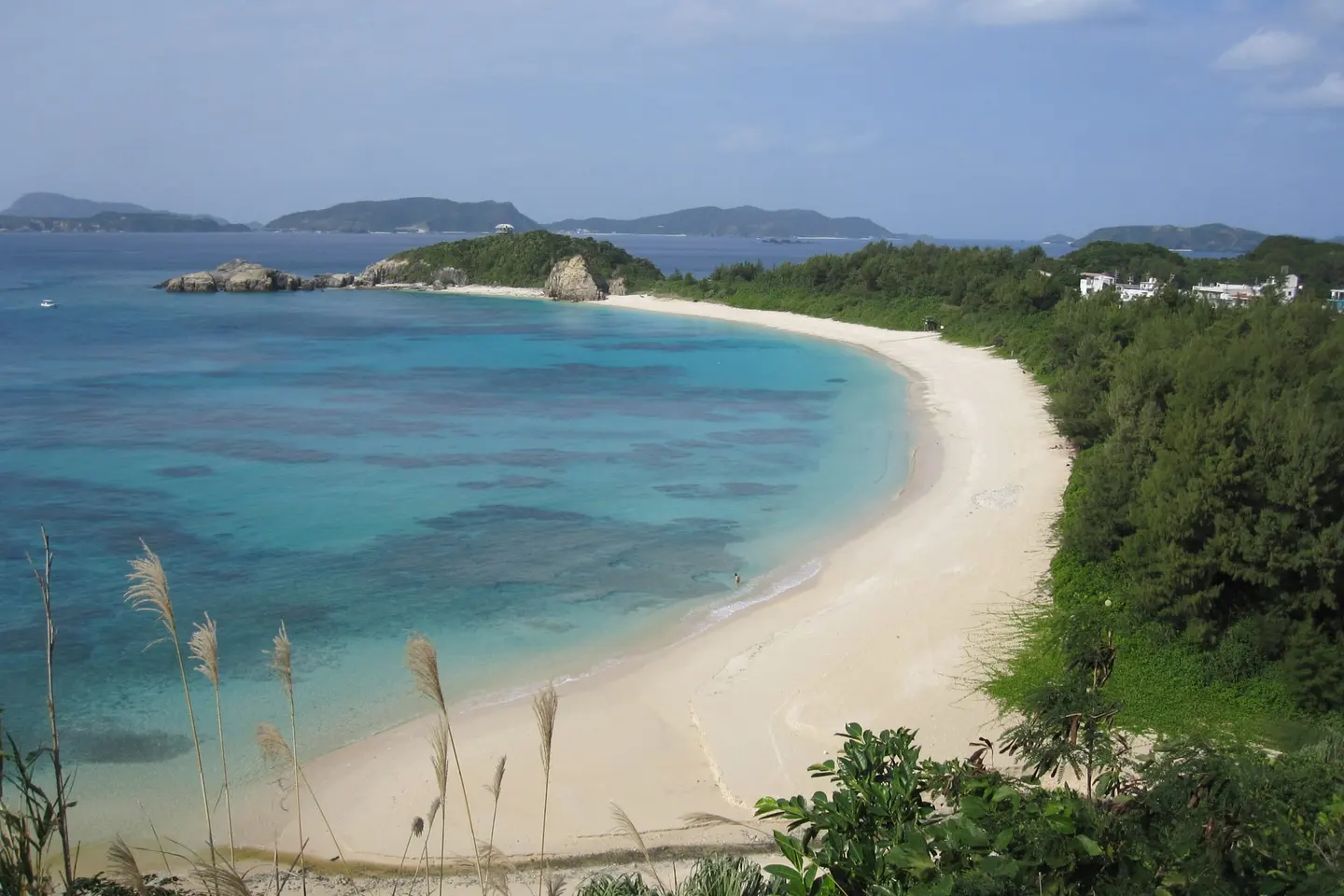 渡嘉敷島阿波連海灘的白沙、清水與遠方礁岩